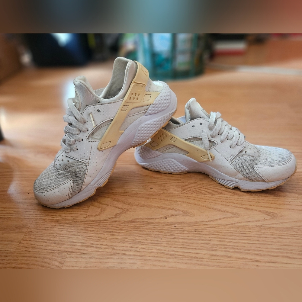 Size 8 Womens Nike Air Huarache trainers in white and cream